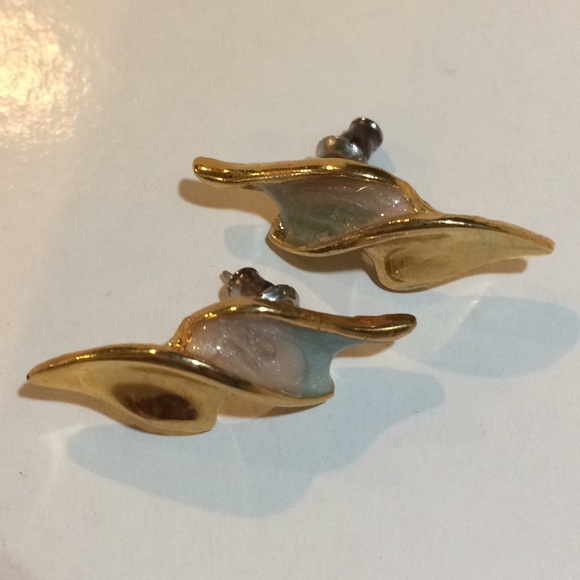 Pretty Gold Vintage Pierced Earrings - Picture 4 of 5